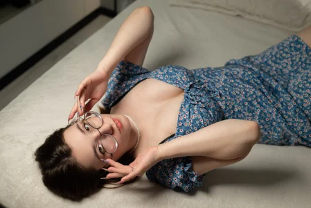 AnnyNextDoor Public Foto 4