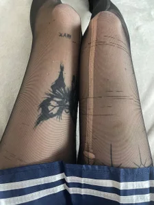 MarianeSun legs Pic