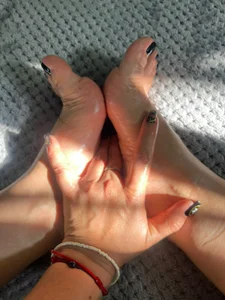 scarlette69 Soft, delicate and with the power to arouse curiosity.🦶🤤 Foto 2