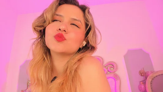 Sara__Williams red lips Pic 2