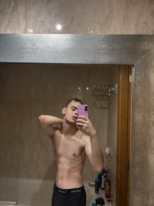 YourFavouriteTwink Public  2টি ছবি