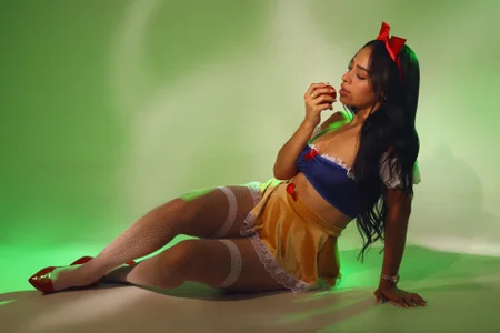 aisha_sh “The most sinful Snow White in the forest 😈🍏” Pic 2