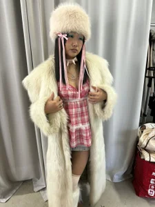 Hloya_Vier white fur coat Foto 2