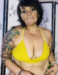 XoxobigbootyのShe said hello dressed in yellow come sit next to me you fine fellow!の 6枚の写真