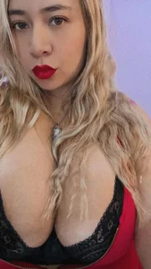 My bold curves and sultry lips will leave you breathless. ❤️‍🔥 od Eliissh_  9 snímek