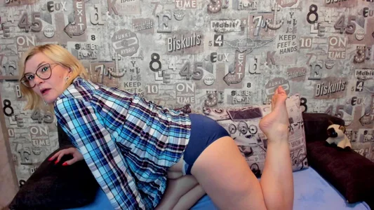 sabrinamacmarren my slender and flexible legs Pic 2