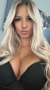 SweetBlondy35 Public Pic 2