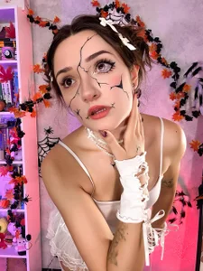 RochelleGoil A doll covered in cracks Foto 4