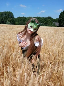 ScarletKitsunyaa A stroll through the fields <3 Foto
