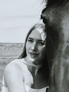 AlbaMesick W/B with horse Gambar 2