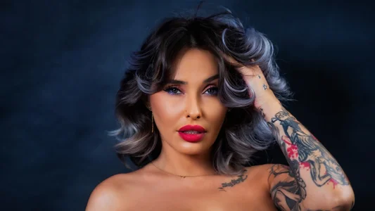 IssaSmithのOne Look = Troubleの 4枚の写真