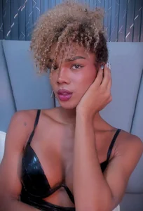 NaomiSteward Eye contact is a dangerous game. 🖤🌙 Fotka 2