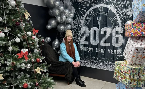 Evarey_ Hot cocoa? Warm lights? Or maybe… me? Happy Holidays. Pic