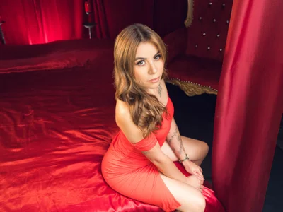 DarlinJones Sexy in red dress Bilde 6