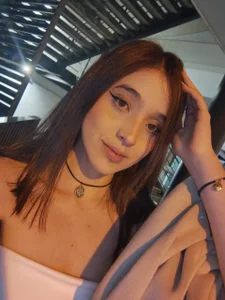 A little bit of home, a little bit of skin, and a lot of me. 💕 od MeganR_  2 snímek