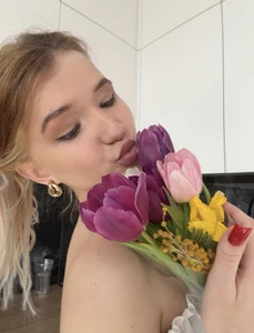 PrincessSwelgartのI hope someone will give me flowersの枚の写真