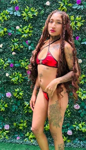 knelaTentationRsのBrunette energy, irresistible attitude. 😈🔥の 4枚の写真