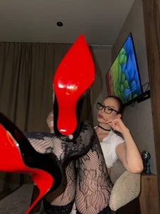 Check my panel on profile, if u wanna get more Secretary pics de DianaGlow_  4 photos