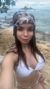 isabella_gomez11 beach Pic