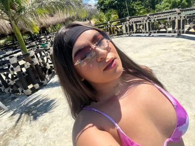 lynda_west enjoying the beach 🌴 Pic 7