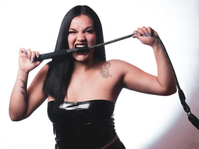 GoddessJulietteNoiir Ready to serve me? Pic