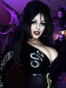 Elvira reigns in the shadows, and tonight the darkness has its owner 🔮🎃🦇💀🕯️ od Belladonna_trix  3 snímek