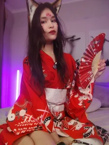Emily_Strikeee cunning kitsune🦊🌸 Foto 2