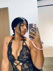 Laraebony_ Public Immagine  2