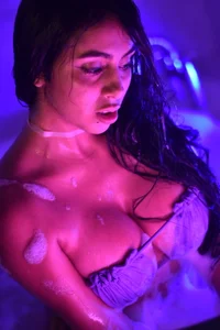 LeahJones_ Public  2টি ছবি