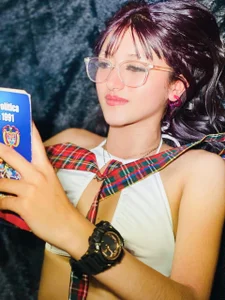 Melaniefire_ Classy, cute & a little mischievous.🔥 Billede 3