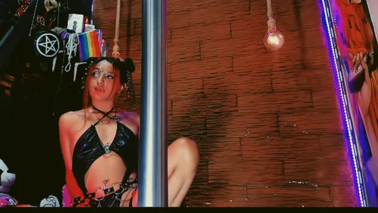 carolinerue I know you love seeing me 🖤 Gambar 8