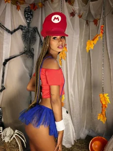 YayaHilton: Super Naughty Game 🎮 🎃 ( 2 фото)