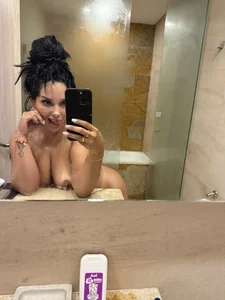 Dakota_diaz_ Alone with my reflection Pic