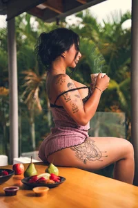 EMMAHILL1: Shall we have breakfast together?💜🥞☕ ( фото)