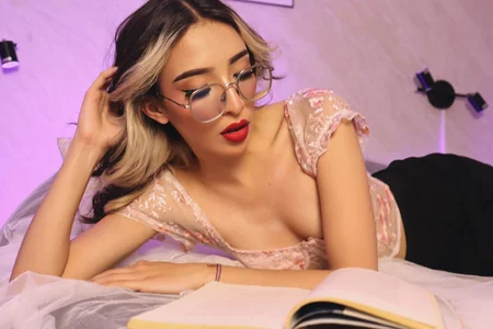 Emilia_Bons Your smart girl Pic