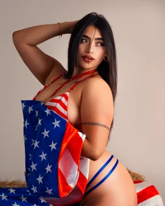 Zoe_Banks_ 🗽 HAPPY JULY 04 🎉 Pic