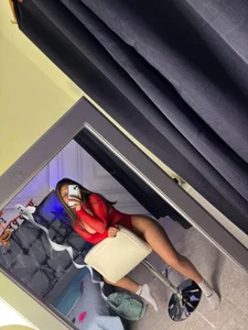 DamelisGrey look hot on red 사진 5