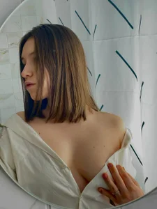 SelenaWarmmのSpy on me in the bathroomの枚の写真