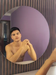 LeoTease Public Pic 2