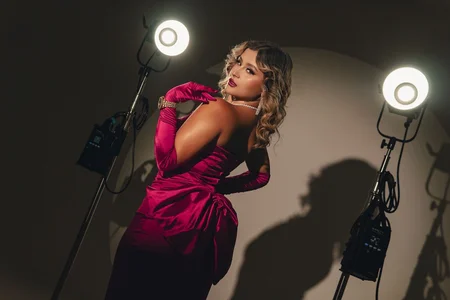 AnnaBrooks1 Lights, camera, action! Foto 2