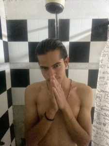 Maximoherrera_16 an unwrapped chocolate bonbon Bilde