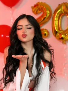 Little_arii 🥂 My birthday 20 Foto 2