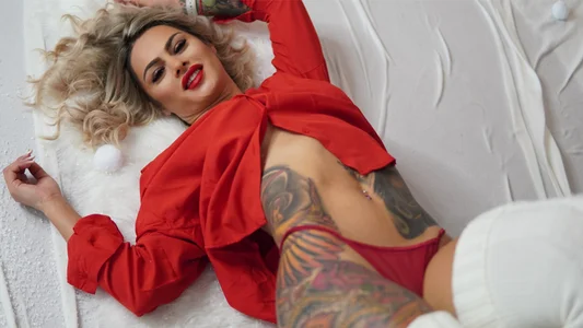 TiffanyMaze All I Want for Christmas is a Bad Boy ...👀 Immagine  5