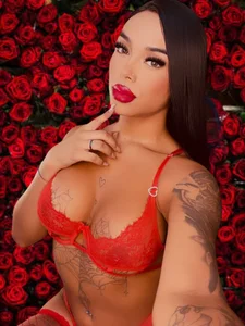 tinaqueen_noa As red as roses, as dangerous as my gaze. 🌹🔥 Pic