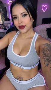 bella_latina_ loving life Immagine 