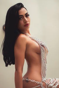 SHANONCLARK Delicacy that ignites Foto 2