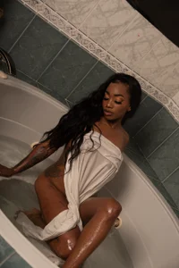 emely_brandon Wet to hair Hình 4