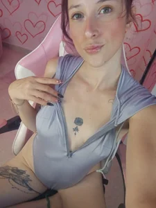 My weakness is in trusting and letting myself go. de danny_s22  2 Imagens