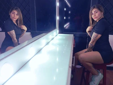 Anna__Spencerのthe mirror reflectionの枚の写真