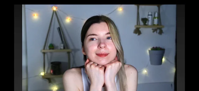 Emmie_shy Public Pic 2